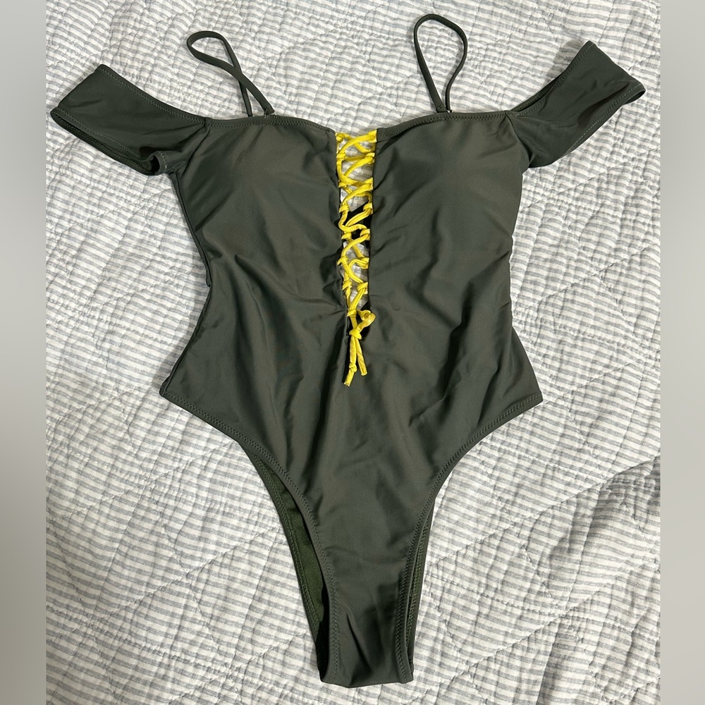 One-piece baiting suit